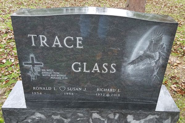 trace-glass-mon-completed-in-cemetery0C57456A-EE6B-9F55-3262-114E8091C98F.jpg