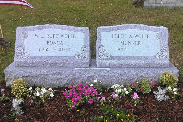 wolfe-rupe-helen-completed-with-flowers-in-cemetery95EE10A5-9189-6664-25AC-5EF44BCAAE3E.jpg